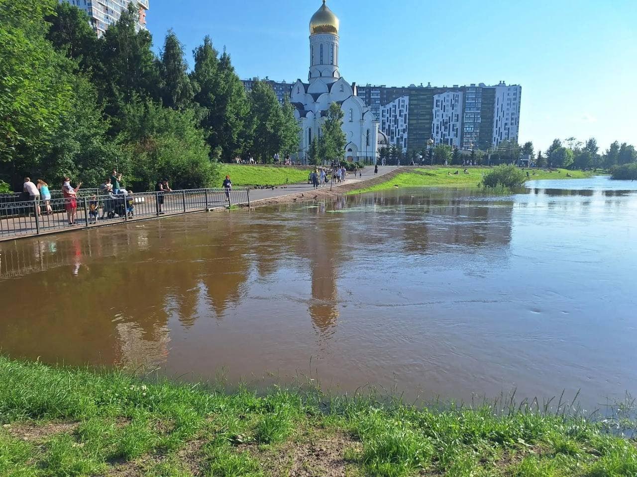 Ливень затопил парк Оккервиль в Кудрово: жители катаются по воде на сапах и...