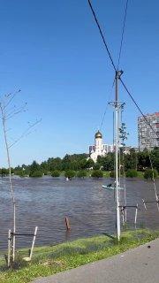 Ливень затопил парк Оккервиль в Кудрово: жители катаются по воде на сапах и...