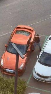 Мужик с топором разнёс чей-то Nissan GT-R на Новоясеневском проспекте, после чего сел в свою машину и уехал.