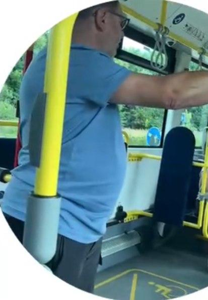 В Польше мужчина наорал на украинских подростков в общественном транспорте