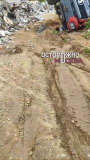 Грузовик с мусором перевернулся в ЖК «Томилино Парк».