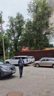 Крутые парни не смотрят на пламя: в Мытищах местные спокойно прогуливаются и...