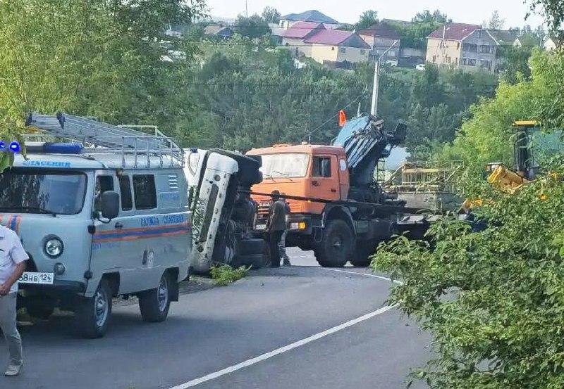 В Привокзальном районе, недалеко от поликлиники, перевернулась фура