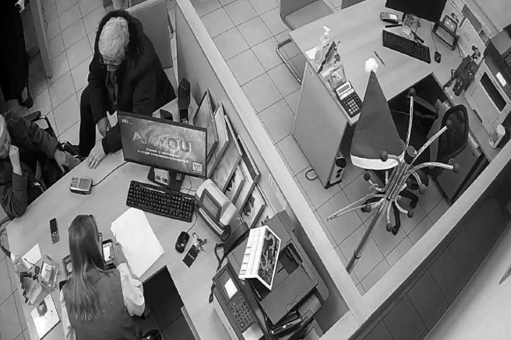Работавшая в банке красноярка понемногу перевела себе 1,3 млн рублей вип-пенсионеров