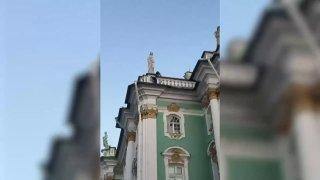 Руферы забрались на крышу Зимнего дворца