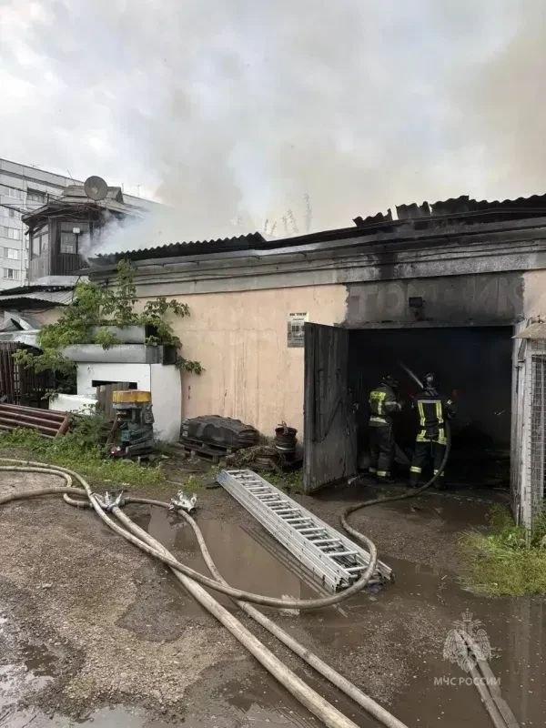 В Красноярске во время тушения пожара в многоквартирном доме спасатели...