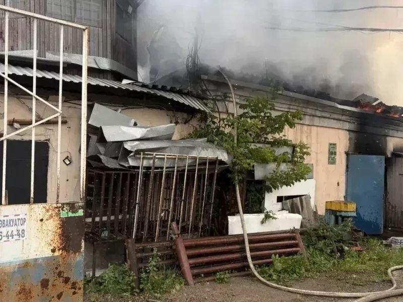 В Красноярске во время тушения пожара в многоквартирном доме спасатели...