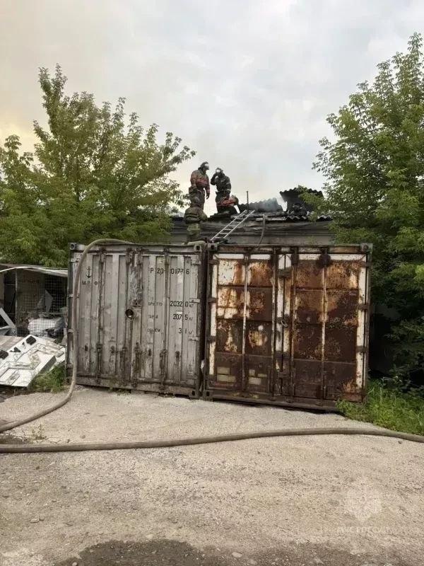 В Красноярске во время тушения пожара в многоквартирном доме спасатели...