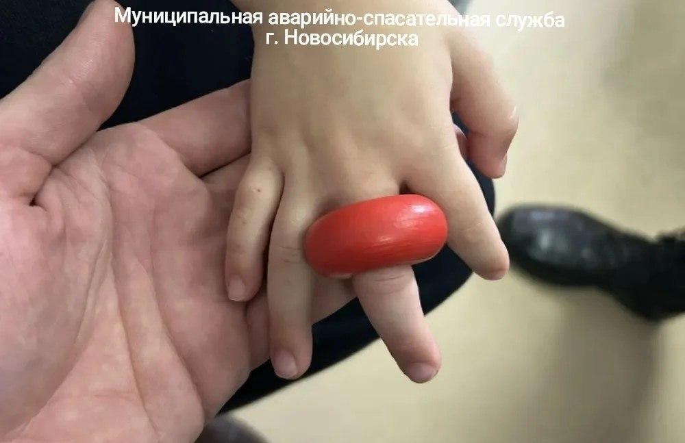 Спасатели помогли ребёнку освободиться из кольцевой ловушки Спасатели...