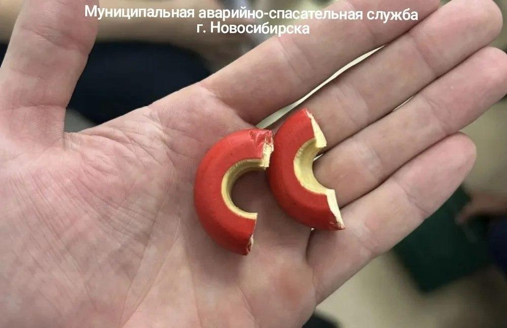 Спасатели помогли ребёнку освободиться из кольцевой ловушки Спасатели...