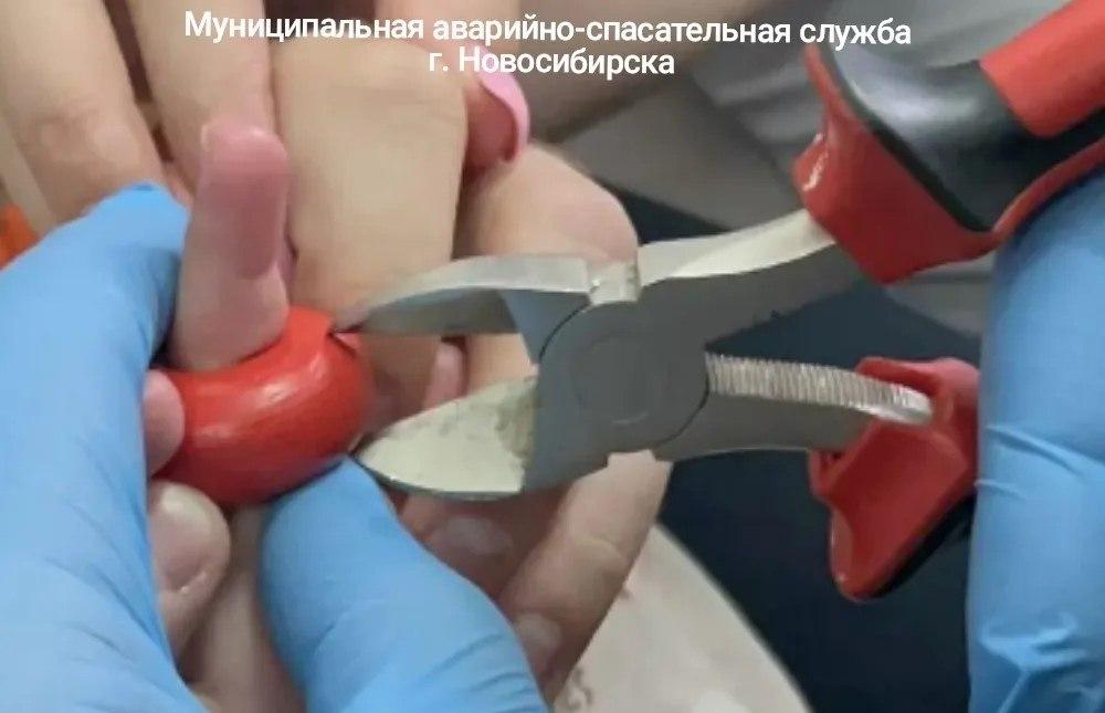 Спасатели помогли ребёнку освободиться из кольцевой ловушки Спасатели...