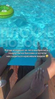 Амурчанка впервые за лето решила отдохнуть с подругой у бассейна и была шокирована полуголой туристкой