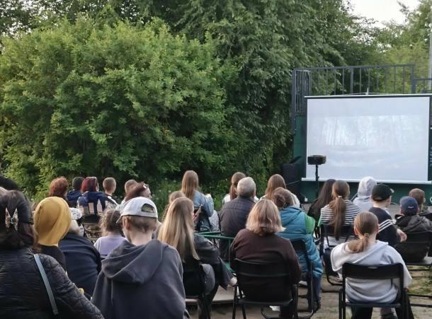 Кинотеатры во дворах под открытым небом продолжаются в Иркутске! Посмотрим,...