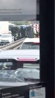 Самосвал с землей опрокинулся на Варшавском шоссе в Новой Москве.