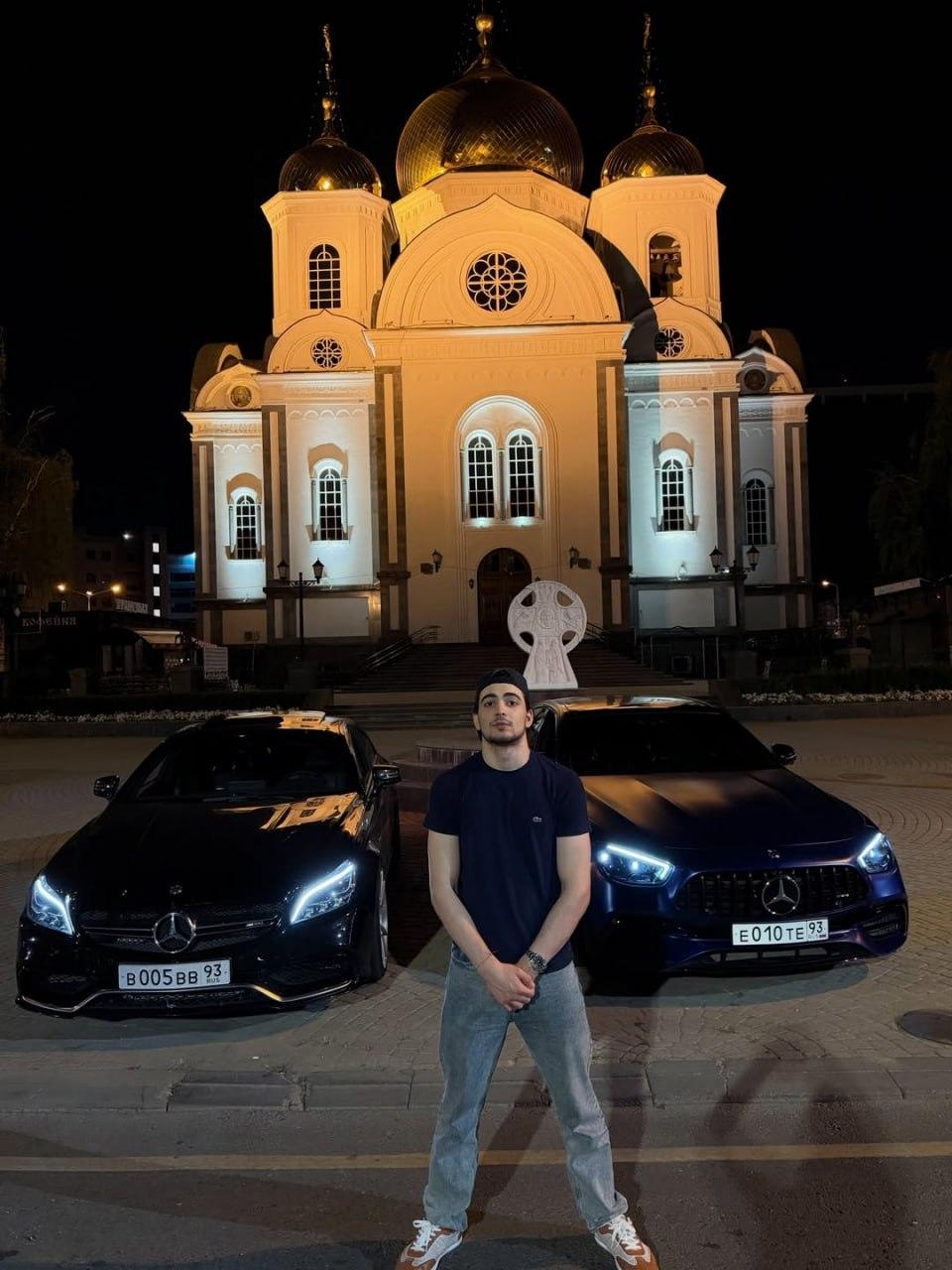 В Краснодаре армяне заехали на дорогих автомобилях на территорию собора Александра Невского, чтобы сделать ролик