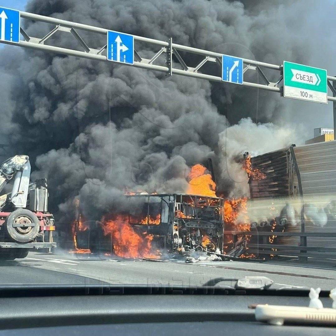 Автобус вспыхнул у Большого Обуховского моста
