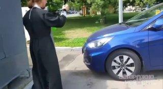 В Москве священника попросили покинуть очередь на АЗС после того, как он начал... ОСВЯЩАТЬ автомобили.