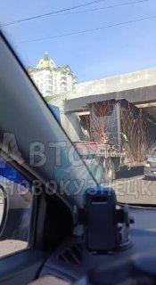 В Новокузнецке под Кузнецким мостом застряла фура, сообщают очевидцы 🇷🇺...