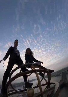 Руферы устроили экстремальную съёмку на шпиле Кунсткамеры в Петербурге. Видео...