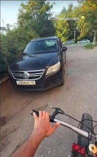 Разъяренная женщина с огромным топором атаковала машины в Балабаново...