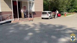 В Новосибирске двое рецидивистов решили поиграть в «крутых парней» прямо в здании районного суда. Но были задержаны