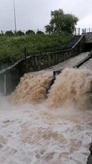 Регионы продолжают уходить под воду из-за проливных дожей. В Перми за ночь выпала месячная норма осадков. На улицах образовались водопады. В поселках затоплены дома, жителей эвакуируют (первые 3 видео).