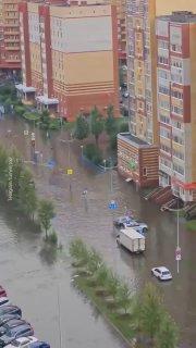 Регионы продолжают уходить под воду из-за проливных дожей. В Перми за ночь выпала месячная норма осадков. На улицах образовались водопады. В поселках затоплены дома, жителей эвакуируют (первые 3 видео).