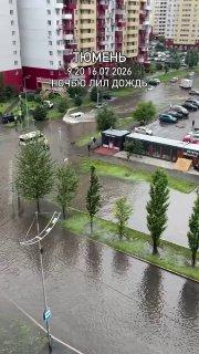 Регионы продолжают уходить под воду из-за проливных дожей. В Перми за ночь выпала месячная норма осадков. На улицах образовались водопады. В поселках затоплены дома, жителей эвакуируют (первые 3 видео).