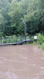 Регионы продолжают уходить под воду из-за проливных дожей. В Перми за ночь выпала месячная норма осадков. На улицах образовались водопады. В поселках затоплены дома, жителей эвакуируют (первые 3 видео).