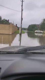 Регионы продолжают уходить под воду из-за проливных дожей. В Перми за ночь выпала месячная норма осадков. На улицах образовались водопады. В поселках затоплены дома, жителей эвакуируют (первые 3 видео).