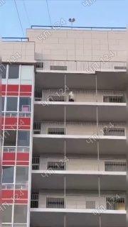 Мужчина занимался самоудовлетворением на балконе многоэтажки. В одном из...
