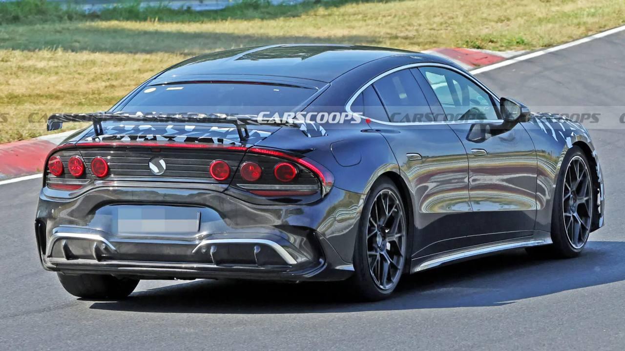 Mercedes-AMG готовит самую мощную версию нового GT 4-Door. Новинку впервые заметили во время испытаний.
