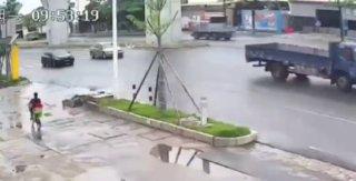 В Китае женщина на велосипеде попала в слепую зону грузовика. Ужасная смерть...
