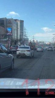 Две «шальные императрицы» решили проехаться за окном своей кареты в Самаре....