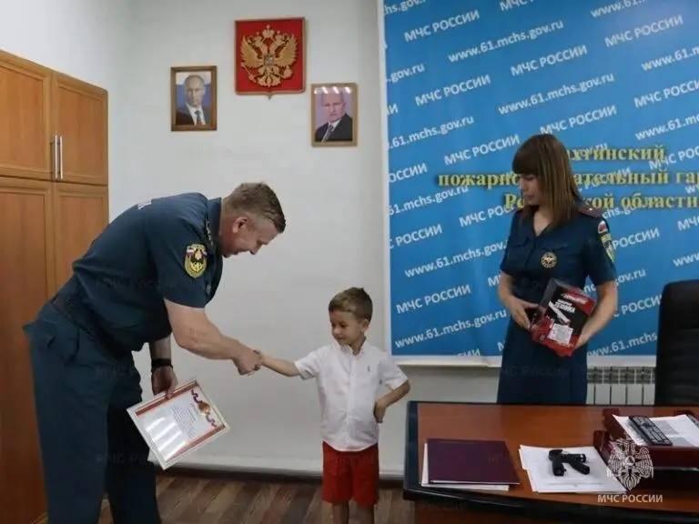 Отважный мальчик из Шахт спас котенка из глубокого колодца, несмотря на травму ноги
