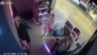 Неизвестный мужчина заглянул девушке под сарафан в «Афимолле» на глазах у...