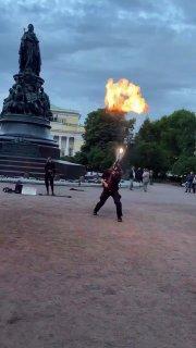 Ничего необычного, просто в Петербурге уличный шоумен устроил огненное...