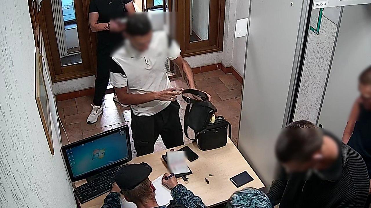В Новосибирске судебные приставы пресекли пронос боеприпасов в суд 18-летний...