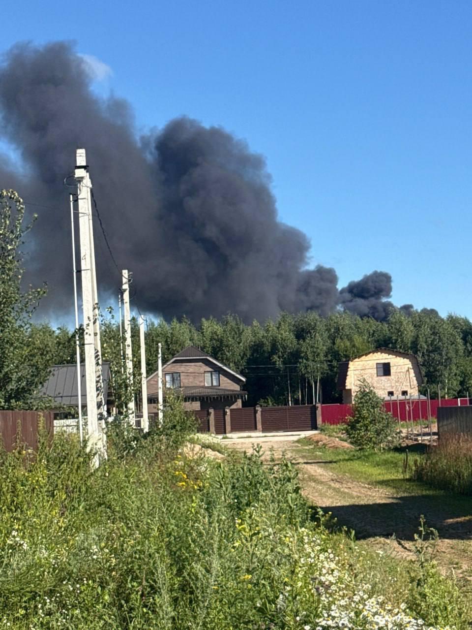Сильный пожар в промзоне подмосковных Бронниц.