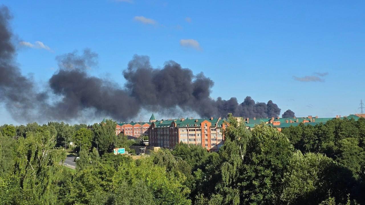 Сильный пожар в промзоне подмосковных Бронниц.