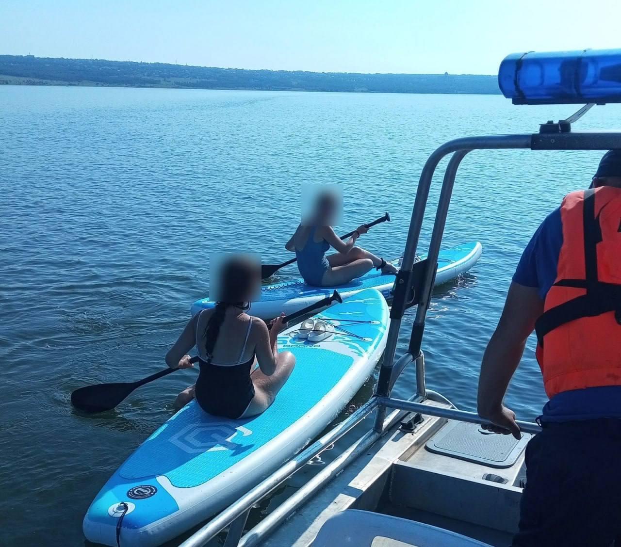 Две школьницы потерялись на сапах на Красноярском водохранилище. Девочки...