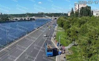На Бережковской набережной водитель легковушки резко подрезал автобус, чтобы успеть повернуть направо.