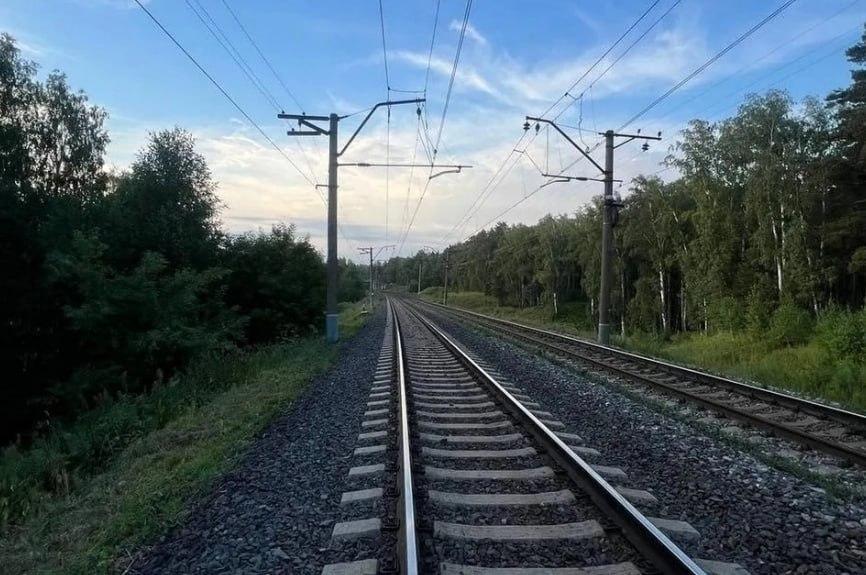 В Новосибирске электропоезд насмерть сбил мужчину в наушниках