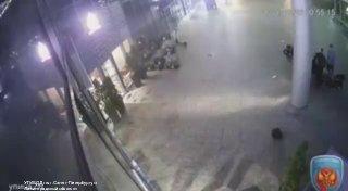 Подростка на питбайке смогла остановить только витрина ТРК «Питерлэнд». Парень уцелел, стекло – нет.