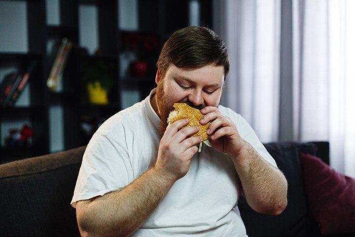 Лишний вес тормозит работу мозга, заявили психиатры