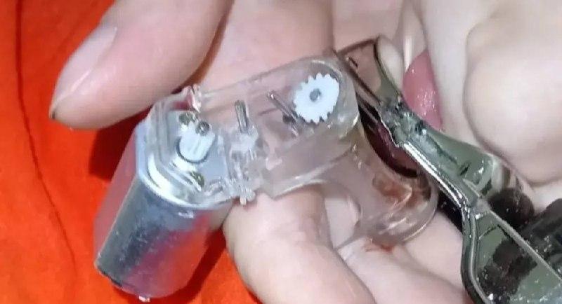 Двухлетний мальчик застрял в машинке для стрижки ногтей в Новосибирске....