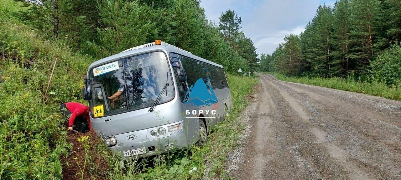 В Красноярском крае у села Ерлыковка автобус с детьми из волейбольной команды...