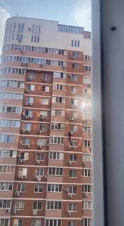 Мужчина разбил машину, выкинув колесо из окна квартиры в Краснодаре