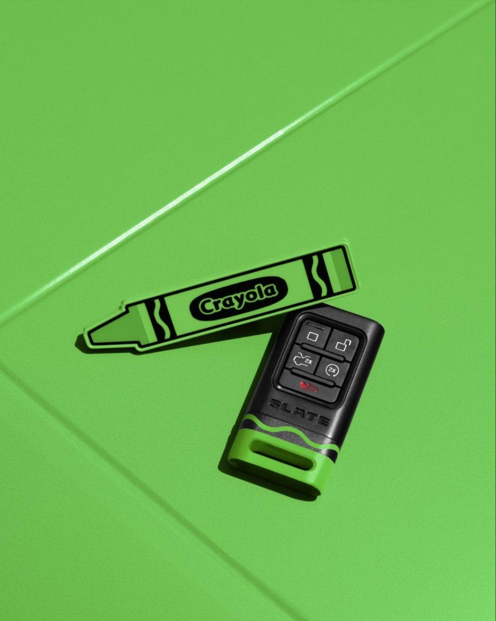 тартап Slate Auto объединился с легендарным брендом канцелярии Crayola и превратила электропикап в огромную коробку карандашей.
