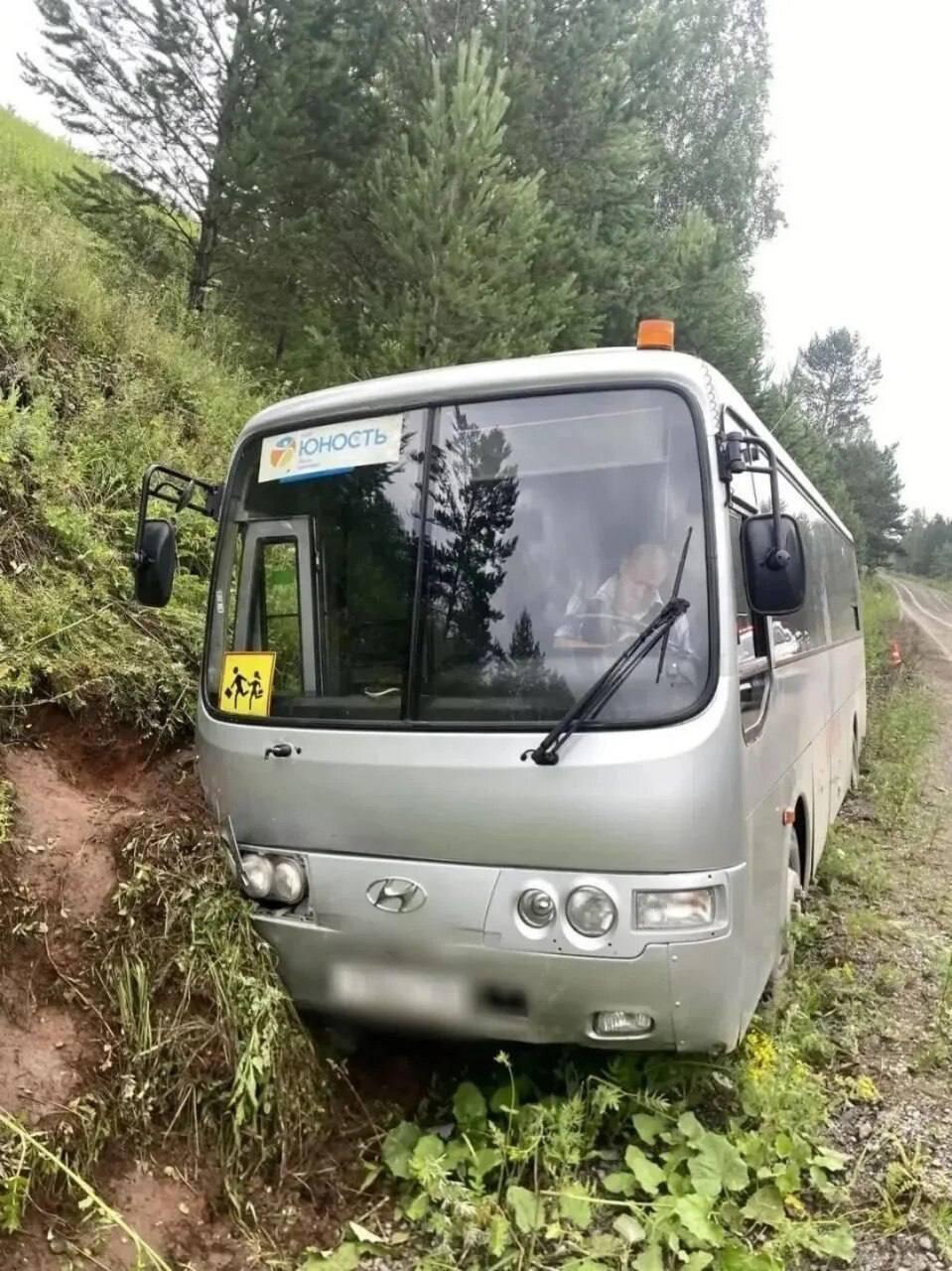 Автобус с юными спортсменами съехал в кювет под Красноярском Накануне днем в...